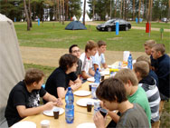 Auf dem Campingplatz: Zeit fürs Essen vom Grill.
