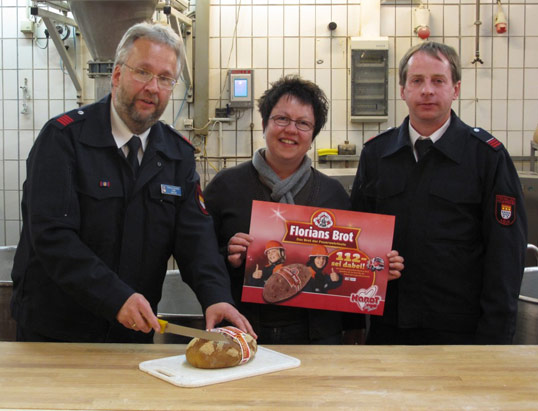 Startschuss für die Aktion „Florians Brot“: Bäckerei Hardt unterstützt die Jugendfeuerwehr Köln. Auf dem Bild (von links): Thomas Schüttler (Stadtjugendfeuerwehrwart), Carmen Heinke (Geschäftsführerin Bäckerei Hardt), Hans Peter Breuer (Stellv. Stadtjugendfeuerwehrwart)