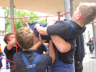 Das Spinnennetz-Spiel: Da wird wieder einmal deutlich, dass Feuerwehr nur im Team funktionieren kann.