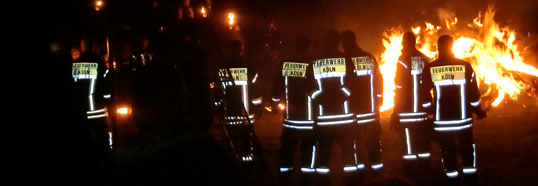 Das große Feuer bildet den Abschluss des Umzuges, wenn Sankt Martin seine Ansprache an die Kinder hält. Anschließend werden die Weckmänner im Gerätehaus der Löschgruppe ausgegeben.